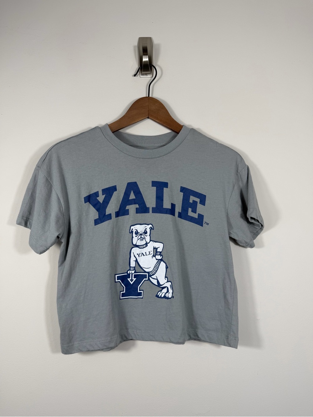 Yale University Women’s XS Bulldog Graphic Cropped T-Shirt Gray Blue